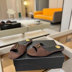 YSL「SAINT LAURENT*」 夏季新品 优雅大气拖鞋 —————————— 平底设计拉长腿部线条, 瞬间点 YSL「SAINT LAURENT*」 夏季新品 优雅大气拖鞋 —————————— 平底设计拉长腿部线条, 瞬间点