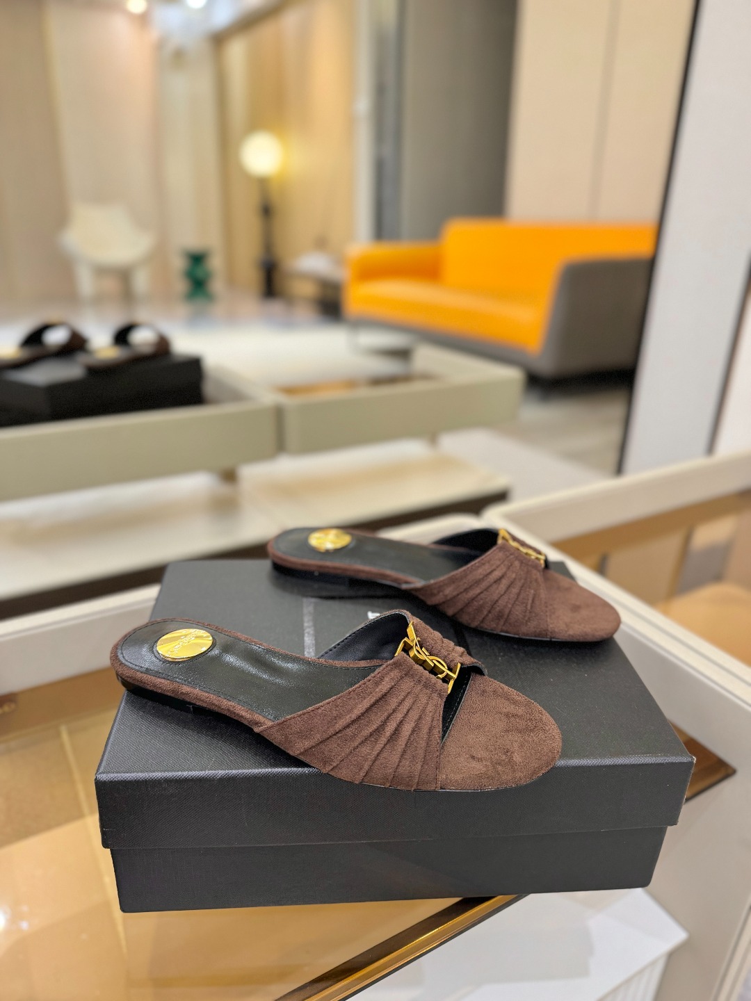 YSL「SAINT LAURENT*」 夏季新品 优雅大气拖鞋 —————————— 平底设计拉长腿部线条, 瞬间点 YSL「SAINT LAURENT*」 夏季新品 优雅大气拖鞋 —————————— 平底设计拉长腿部线条, 瞬间点