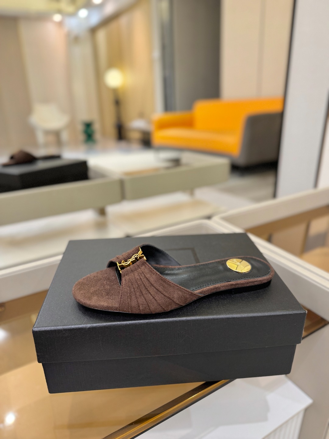 YSL「SAINT LAURENT*」  夏季新品 优雅大气拖鞋 ——————————  平底设计拉长腿部线条， 瞬间点