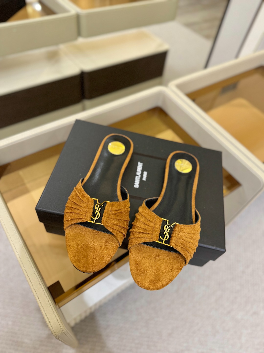 YSL「SAINT LAURENT*」 夏季新品 优雅大气拖鞋 —————————— 平底设计拉长腿部线条, 瞬间点 YSL「SAINT LAURENT*」 夏季新品 优雅大气拖鞋 —————————— 平底设计拉长腿部线条, 瞬间点