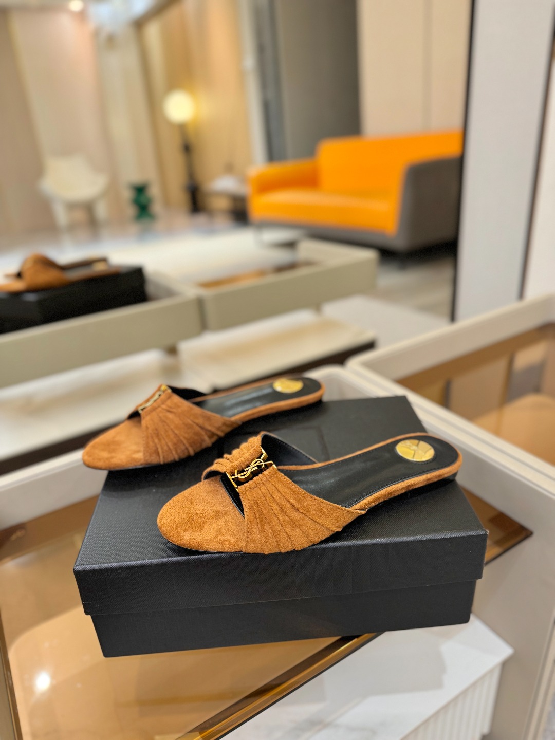 YSL「SAINT LAURENT*」 夏季新品 优雅大气拖鞋 —————————— 平底设计拉长腿部线条, 瞬间点 YSL「SAINT LAURENT*」 夏季新品 优雅大气拖鞋 —————————— 平底设计拉长腿部线条, 瞬间点