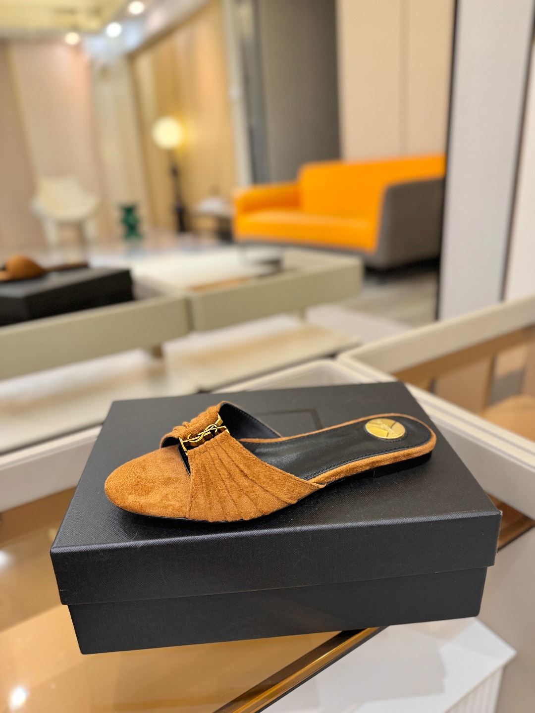 YSL「SAINT LAURENT*」  夏季新品 优雅大气拖鞋 ——————————  平底设计拉长腿部线条， 瞬间点