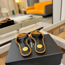 YSL「SAINT LAURENT*」 夏季新品 优雅大气拖鞋 —————————— 平底设计拉长腿部线条, 瞬间点 YSL「SAINT LAURENT*」 夏季新品 优雅大气拖鞋 —————————— 平底设计拉长腿部线条, 瞬间点