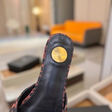YSL「SAINT LAURENT*」 夏季新品 优雅大气拖鞋 —————————— 平底设计拉长腿部线条, 瞬间点 YSL「SAINT LAURENT*」 夏季新品 优雅大气拖鞋 —————————— 平底设计拉长腿部线条, 瞬间点