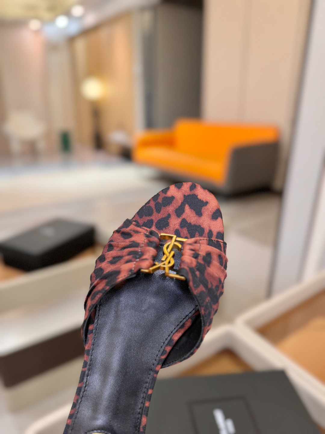 YSL「SAINT LAURENT*」 夏季新品 优雅大气拖鞋 —————————— 平底设计拉长腿部线条, 瞬间点 YSL「SAINT LAURENT*」 夏季新品 优雅大气拖鞋 —————————— 平底设计拉长腿部线条, 瞬间点