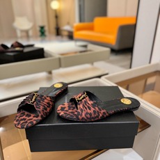 YSL「SAINT LAURENT*」 夏季新品 优雅大气拖鞋 —————————— 平底设计拉长腿部线条, 瞬间点 YSL「SAINT LAURENT*」 夏季新品 优雅大气拖鞋 —————————— 平底设计拉长腿部线条, 瞬间点