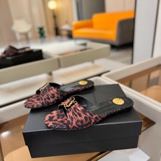 YSL「SAINT LAURENT*」 夏季新品 优雅大气拖鞋 —————————— 平底设计拉长腿部线条, 瞬间点 YSL「SAINT LAURENT*」 夏季新品 优雅大气拖鞋 —————————— 平底设计拉长腿部线条, 瞬间点