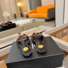 YSL「SAINT LAURENT*」 夏季新品 优雅大气拖鞋 —————————— 平底设计拉长腿部线条, 瞬间点 YSL「SAINT LAURENT*」 夏季新品 优雅大气拖鞋 —————————— 平底设计拉长腿部线条, 瞬间点