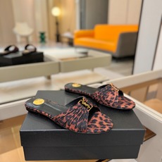 YSL「SAINT LAURENT*」 夏季新品 优雅大气拖鞋 —————————— 平底设计拉长腿部线条, 瞬间点 YSL「SAINT LAURENT*」 夏季新品 优雅大气拖鞋 —————————— 平底设计拉长腿部线条, 瞬间点