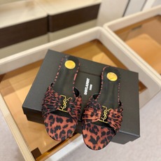 YSL「SAINT LAURENT*」 夏季新品 优雅大气拖鞋 —————————— 平底设计拉长腿部线条, 瞬间点 YSL「SAINT LAURENT*」 夏季新品 优雅大气拖鞋 —————————— 平底设计拉长腿部线条, 瞬间点