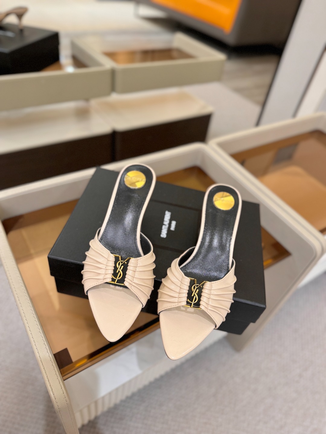 YSL「SAINT LAURENT*」 夏季新品 尖头优雅大气高跟拖鞋 —————————— 尖头设计拉长腿部线条, YSL「SAINT LAURENT*」 夏季新品 尖头优雅大气高跟拖鞋 —————————— 尖头设计拉长腿部线条,