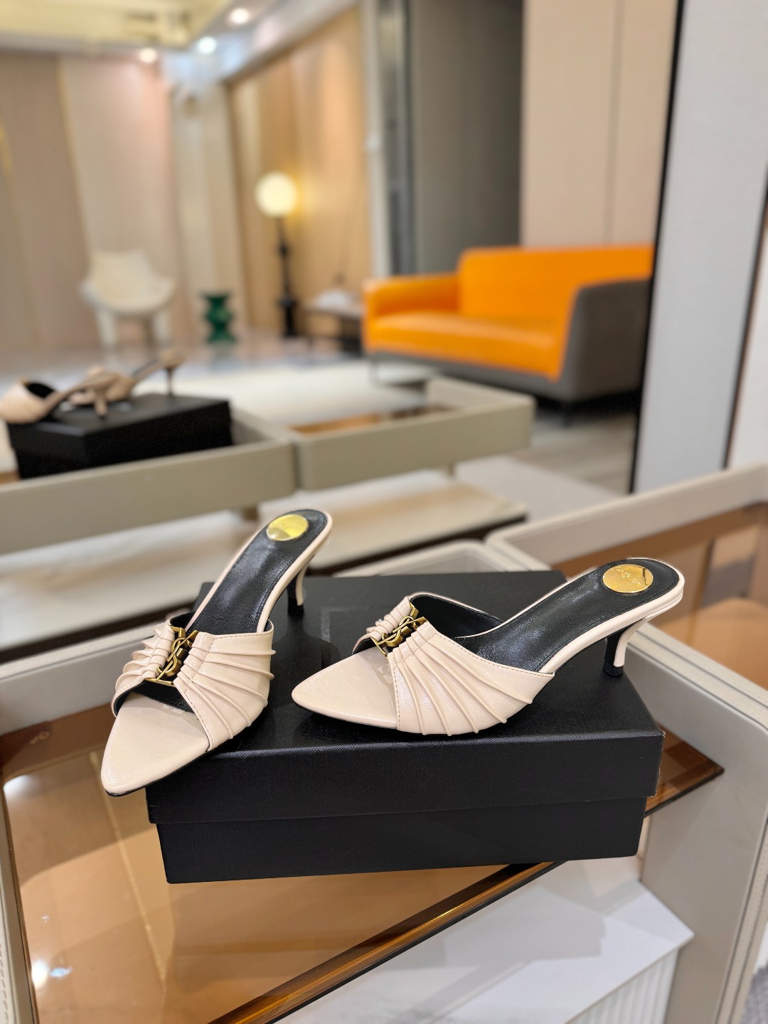 YSL「SAINT LAURENT*」 夏季新品 尖头优雅大气高跟拖鞋 —————————— 尖头设计拉长腿部线条, YSL「SAINT LAURENT*」 夏季新品 尖头优雅大气高跟拖鞋 —————————— 尖头设计拉长腿部线条,