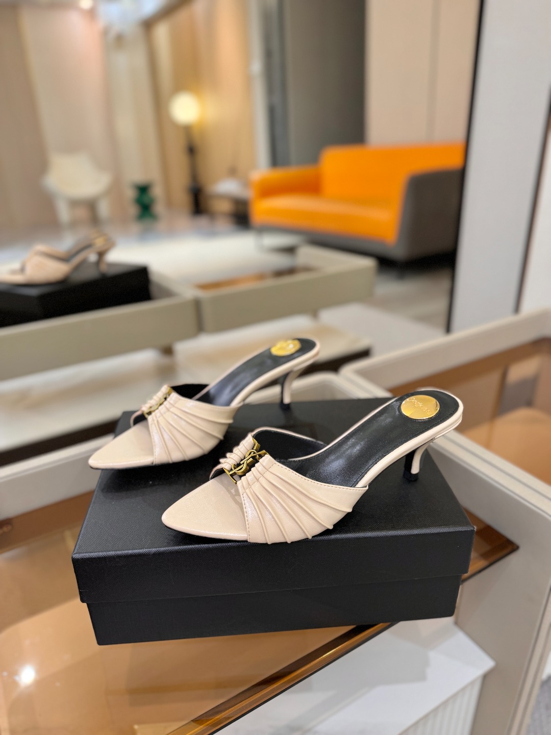 YSL「SAINT LAURENT*」 夏季新品 尖头优雅大气高跟拖鞋 —————————— 尖头设计拉长腿部线条, YSL「SAINT LAURENT*」 夏季新品 尖头优雅大气高跟拖鞋 —————————— 尖头设计拉长腿部线条,