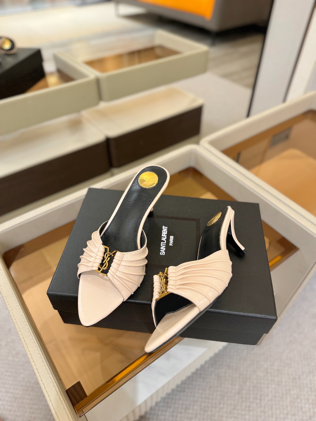 YSL「SAINT LAURENT*」 夏季新品 尖头优雅大气高跟拖鞋 —————————— 尖头设计拉长腿部线条, YSL「SAINT LAURENT*」 夏季新品 尖头优雅大气高跟拖鞋 —————————— 尖头设计拉长腿部线条,