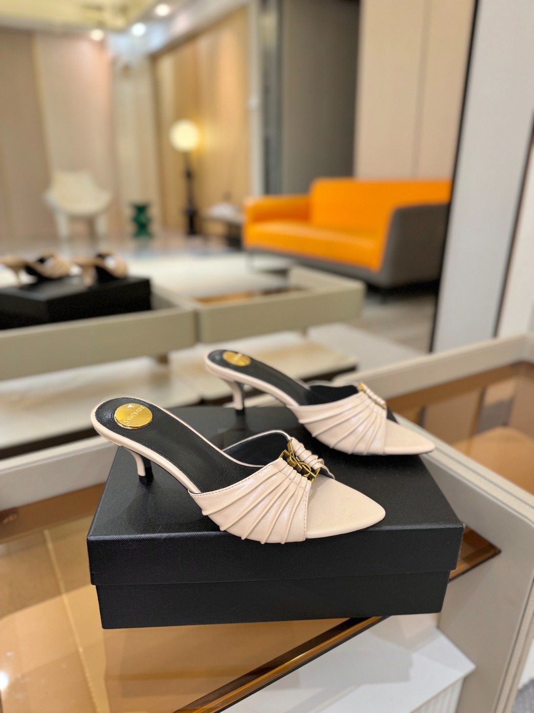 YSL「SAINT LAURENT*」 夏季新品 尖头优雅大气高跟拖鞋 —————————— 尖头设计拉长腿部线条, YSL「SAINT LAURENT*」 夏季新品 尖头优雅大气高跟拖鞋 —————————— 尖头设计拉长腿部线条,