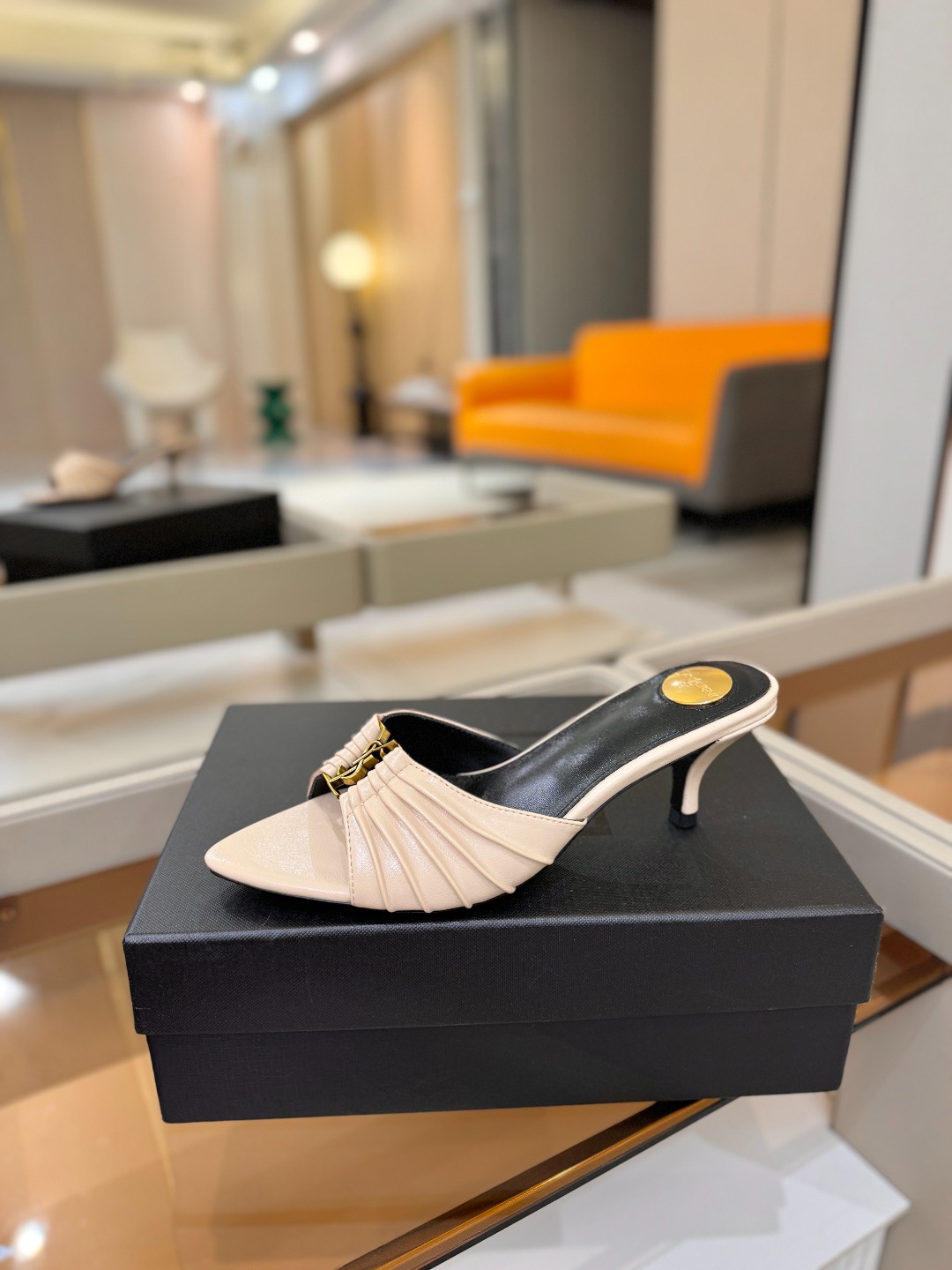 YSL「SAINT LAURENT*」  夏季新品 尖头优雅大气高跟拖鞋 ——————————  尖头设计拉长腿部线条，