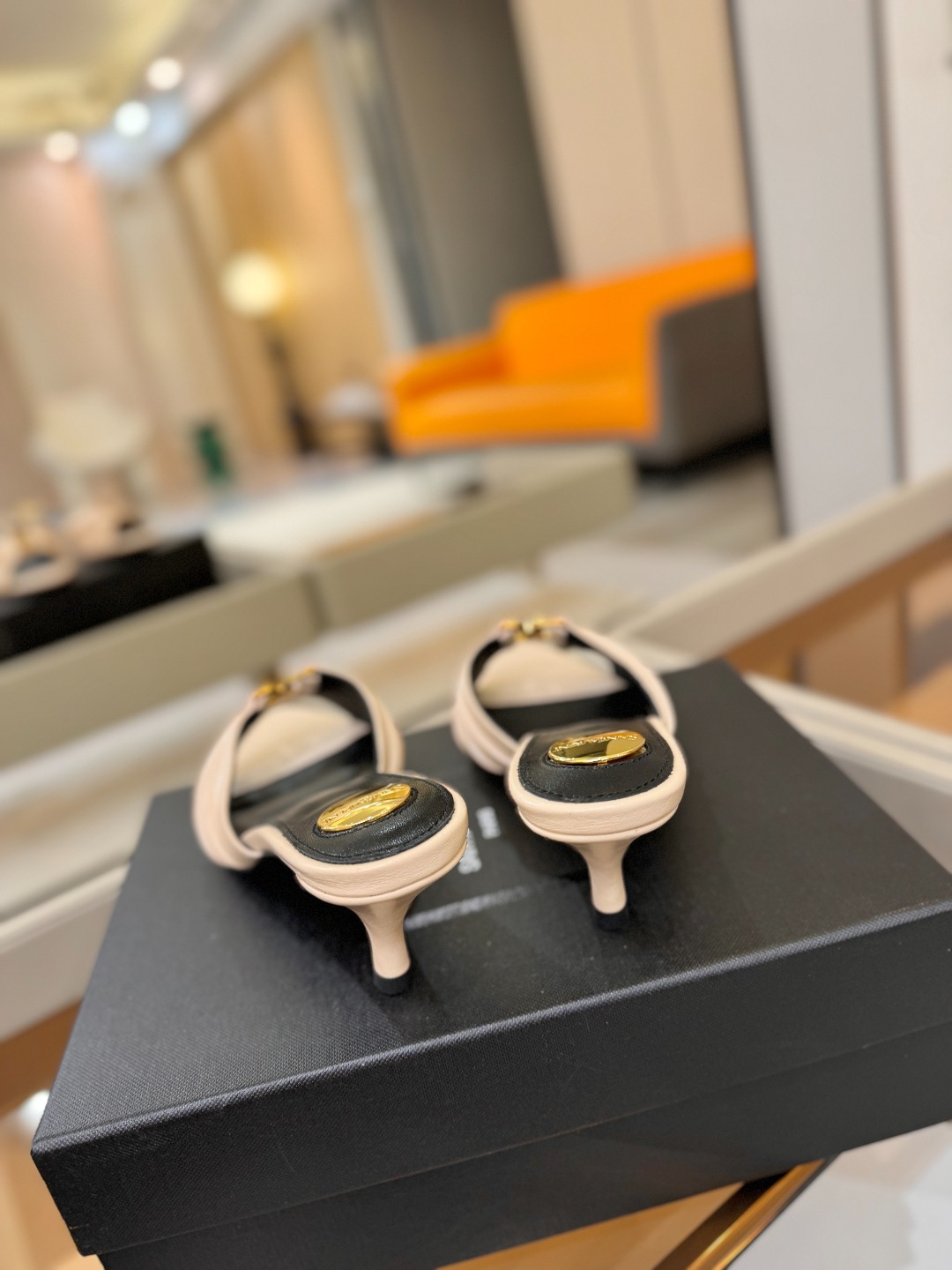 YSL「SAINT LAURENT*」 夏季新品 尖头优雅大气高跟拖鞋 —————————— 尖头设计拉长腿部线条, YSL「SAINT LAURENT*」 夏季新品 尖头优雅大气高跟拖鞋 —————————— 尖头设计拉长腿部线条,