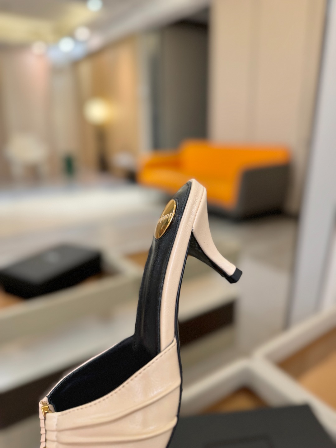 YSL「SAINT LAURENT*」 夏季新品 尖头优雅大气高跟拖鞋 —————————— 尖头设计拉长腿部线条, YSL「SAINT LAURENT*」 夏季新品 尖头优雅大气高跟拖鞋 —————————— 尖头设计拉长腿部线条,
