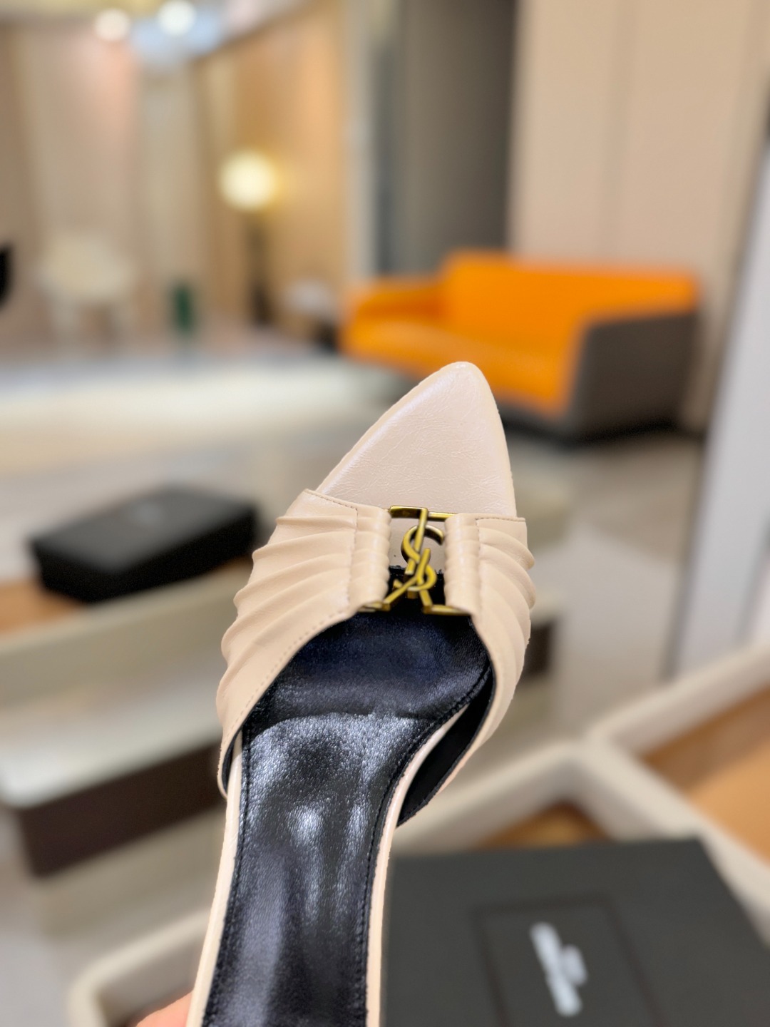 YSL「SAINT LAURENT*」 夏季新品 尖头优雅大气高跟拖鞋 —————————— 尖头设计拉长腿部线条, YSL「SAINT LAURENT*」 夏季新品 尖头优雅大气高跟拖鞋 —————————— 尖头设计拉长腿部线条,