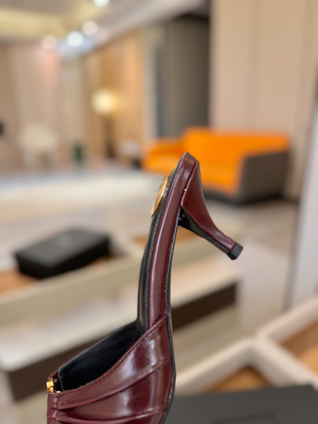 YSL「SAINT LAURENT*」 夏季新品 尖头优雅大气高跟拖鞋 —————————— 尖头设计拉长腿部线条, YSL「SAINT LAURENT*」 夏季新品 尖头优雅大气高跟拖鞋 —————————— 尖头设计拉长腿部线条,