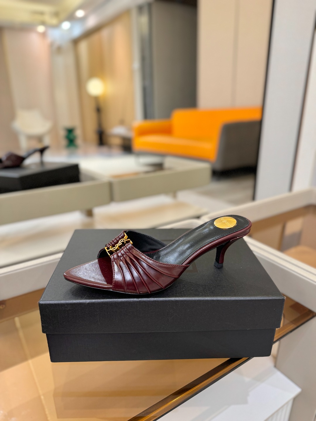 YSL「SAINT LAURENT*」  夏季新品 尖头优雅大气高跟拖鞋 ——————————  尖头设计拉长腿部线条，