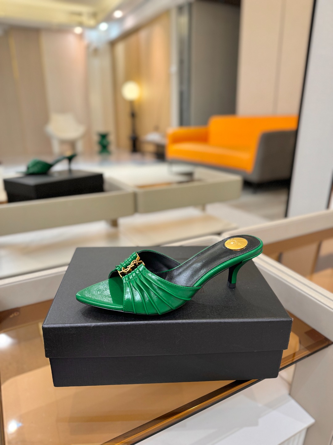 YSL「SAINT LAURENT*」  夏季新品 尖头优雅大气高跟拖鞋 ——————————  尖头设计拉长腿部线条，