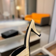 YSL「SAINT LAURENT*」 夏季新品 尖头优雅大气高跟拖鞋 —————————— 尖头设计拉长腿部线条, YSL「SAINT LAURENT*」 夏季新品 尖头优雅大气高跟拖鞋 —————————— 尖头设计拉长腿部线条,