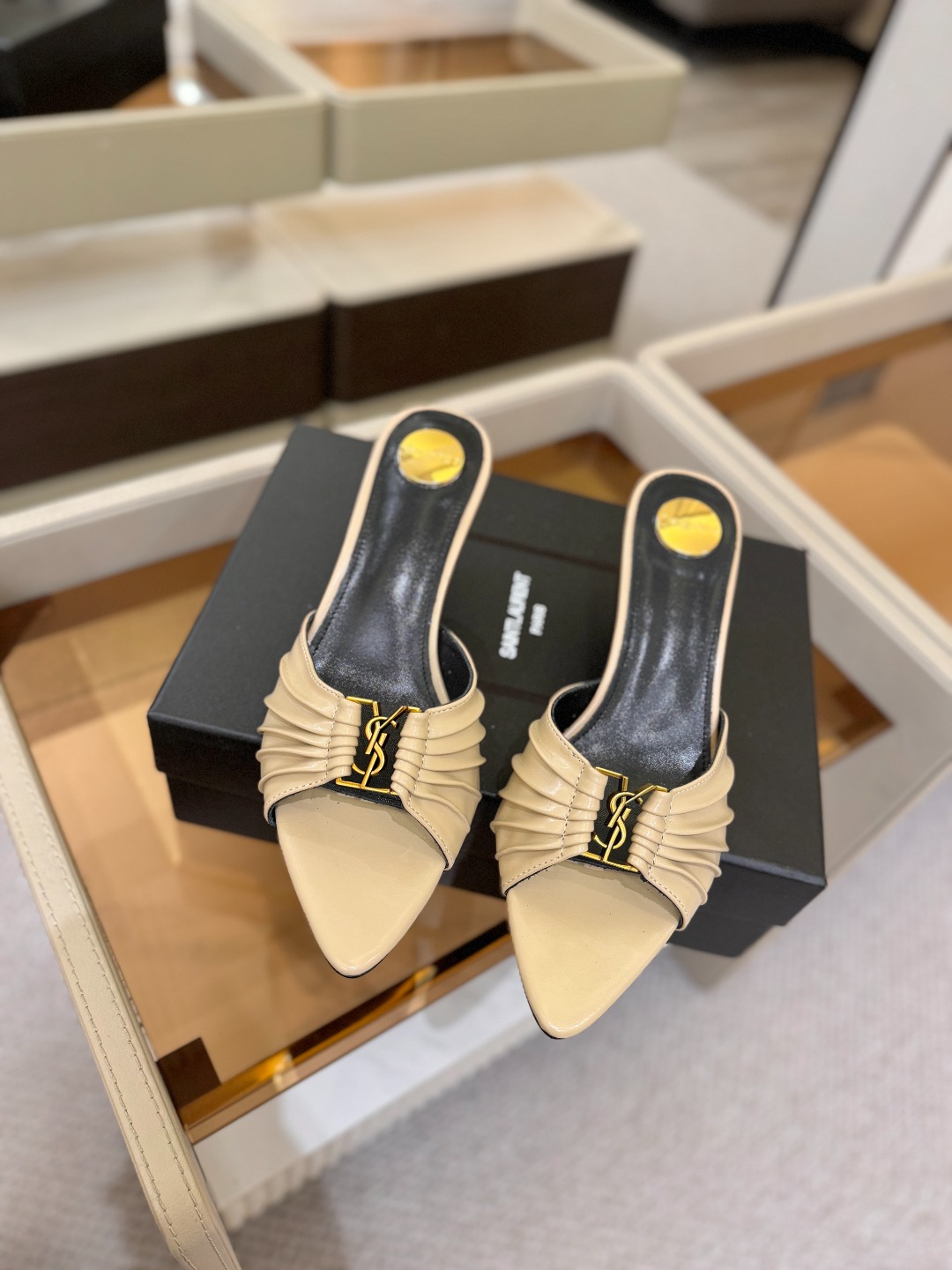 YSL「SAINT LAURENT*」 夏季新品 尖头优雅大气高跟拖鞋 —————————— 尖头设计拉长腿部线条, YSL「SAINT LAURENT*」 夏季新品 尖头优雅大气高跟拖鞋 —————————— 尖头设计拉长腿部线条,