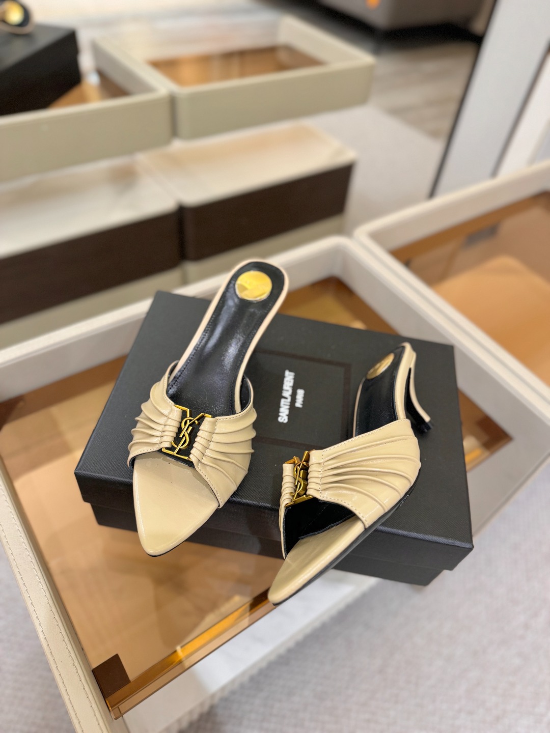 YSL「SAINT LAURENT*」 夏季新品 尖头优雅大气高跟拖鞋 —————————— 尖头设计拉长腿部线条, YSL「SAINT LAURENT*」 夏季新品 尖头优雅大气高跟拖鞋 —————————— 尖头设计拉长腿部线条,