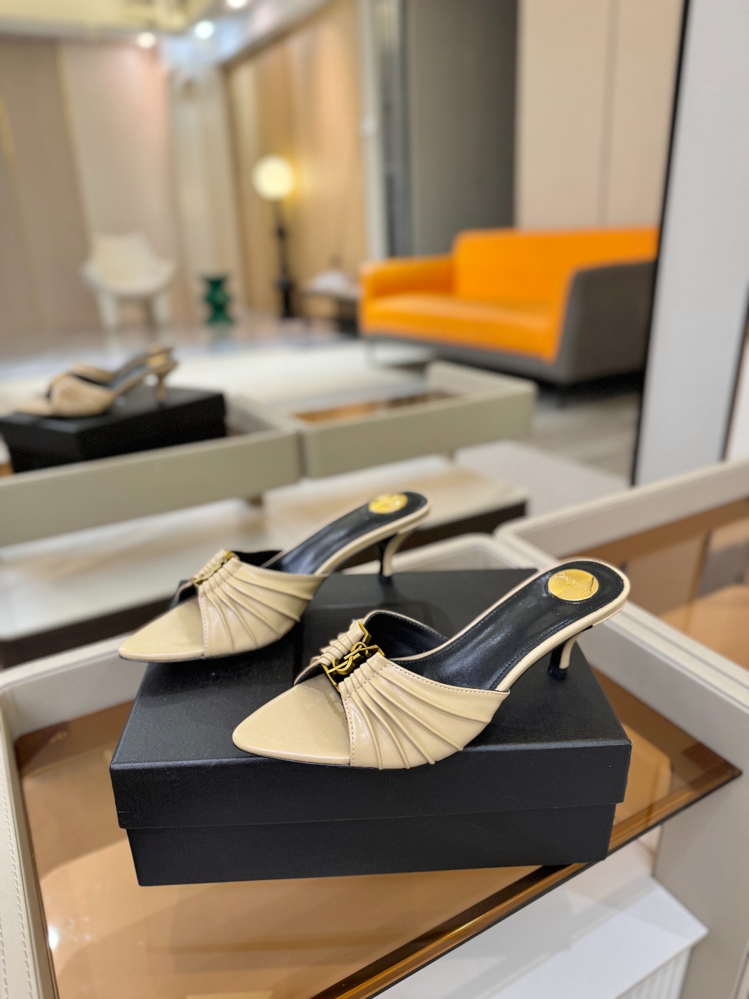 YSL「SAINT LAURENT*」 夏季新品 尖头优雅大气高跟拖鞋 —————————— 尖头设计拉长腿部线条, YSL「SAINT LAURENT*」 夏季新品 尖头优雅大气高跟拖鞋 —————————— 尖头设计拉长腿部线条,