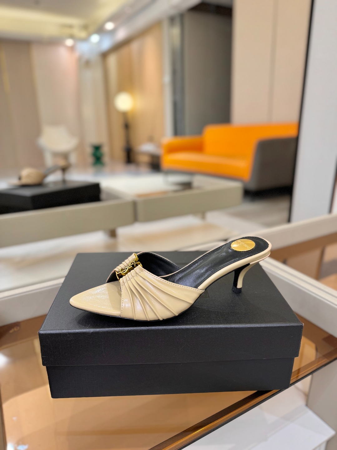 YSL「SAINT LAURENT*」  夏季新品 尖头优雅大气高跟拖鞋 ——————————  尖头设计拉长腿部线条，