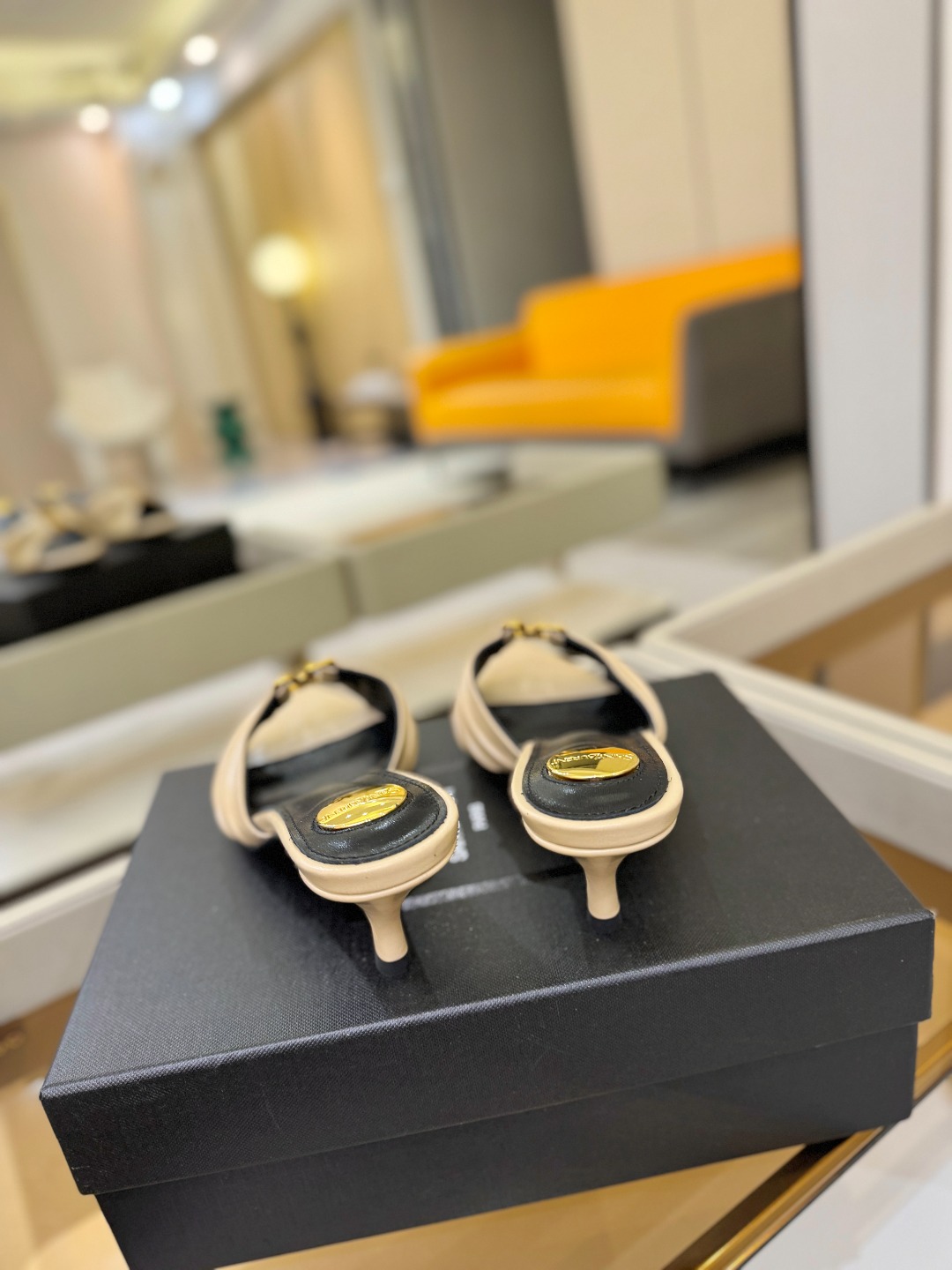 YSL「SAINT LAURENT*」 夏季新品 尖头优雅大气高跟拖鞋 —————————— 尖头设计拉长腿部线条, YSL「SAINT LAURENT*」 夏季新品 尖头优雅大气高跟拖鞋 —————————— 尖头设计拉长腿部线条,