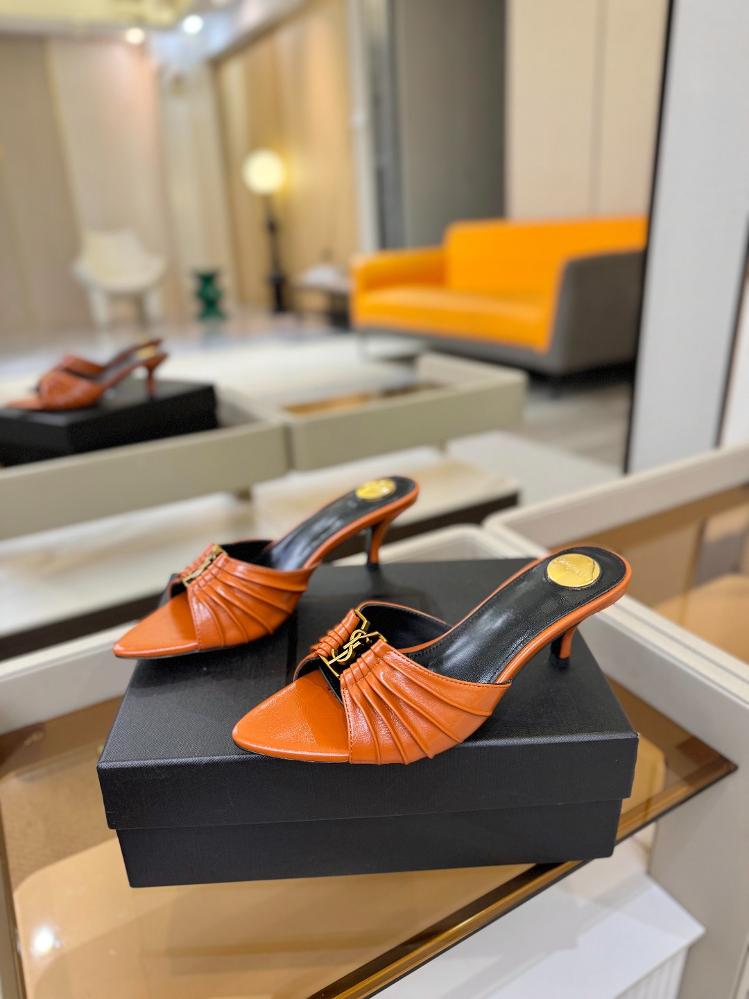 YSL「SAINT LAURENT*」 夏季新品 尖头优雅大气高跟拖鞋 —————————— 尖头设计拉长腿部线条, YSL「SAINT LAURENT*」 夏季新品 尖头优雅大气高跟拖鞋 —————————— 尖头设计拉长腿部线条,