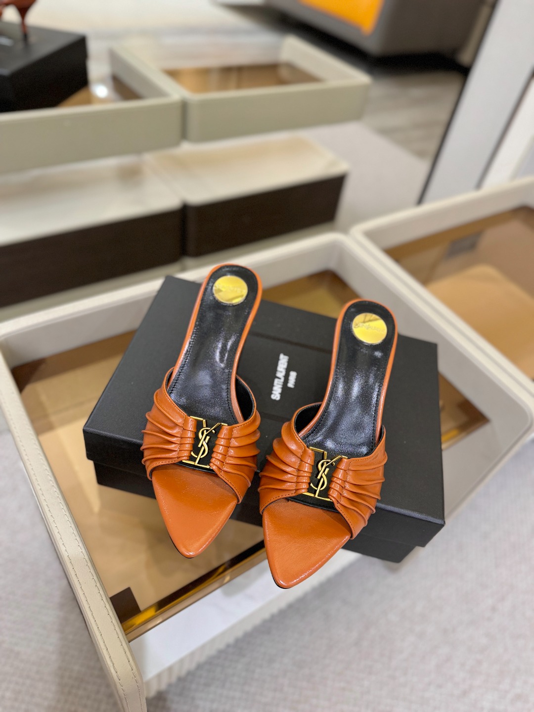 YSL「SAINT LAURENT*」 夏季新品 尖头优雅大气高跟拖鞋 —————————— 尖头设计拉长腿部线条, YSL「SAINT LAURENT*」 夏季新品 尖头优雅大气高跟拖鞋 —————————— 尖头设计拉长腿部线条,