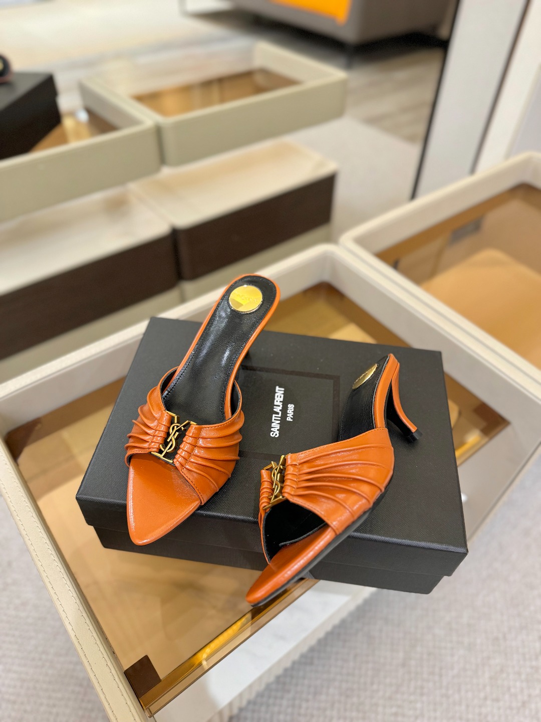 YSL「SAINT LAURENT*」 夏季新品 尖头优雅大气高跟拖鞋 —————————— 尖头设计拉长腿部线条, YSL「SAINT LAURENT*」 夏季新品 尖头优雅大气高跟拖鞋 —————————— 尖头设计拉长腿部线条,