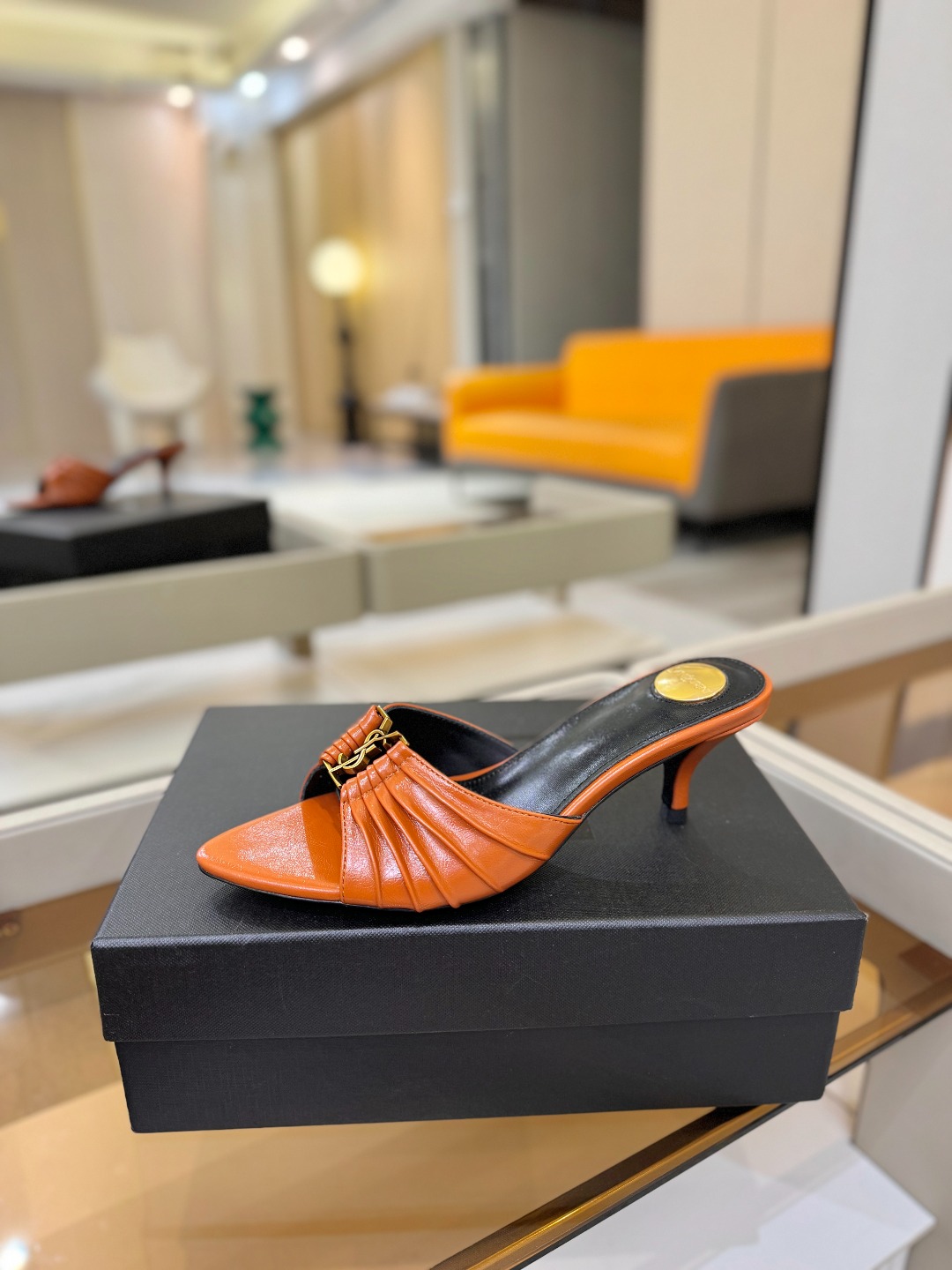 YSL「SAINT LAURENT*」  夏季新品 尖头优雅大气高跟拖鞋 ——————————  尖头设计拉长腿部线条，