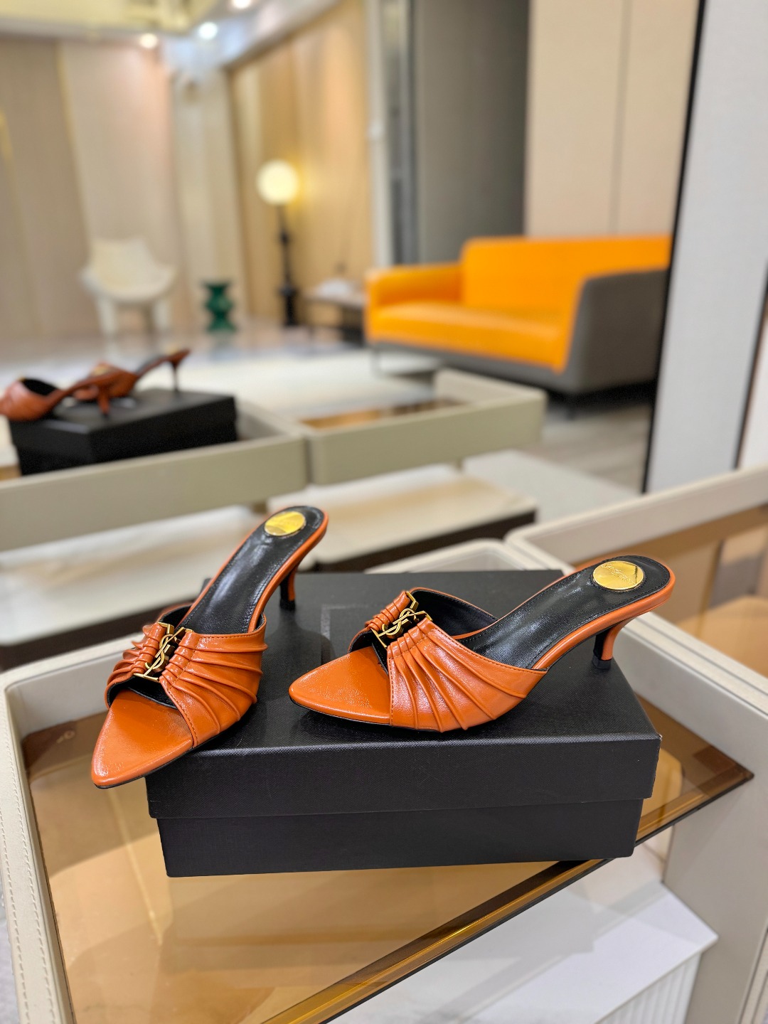 YSL「SAINT LAURENT*」 夏季新品 尖头优雅大气高跟拖鞋 —————————— 尖头设计拉长腿部线条, YSL「SAINT LAURENT*」 夏季新品 尖头优雅大气高跟拖鞋 —————————— 尖头设计拉长腿部线条,