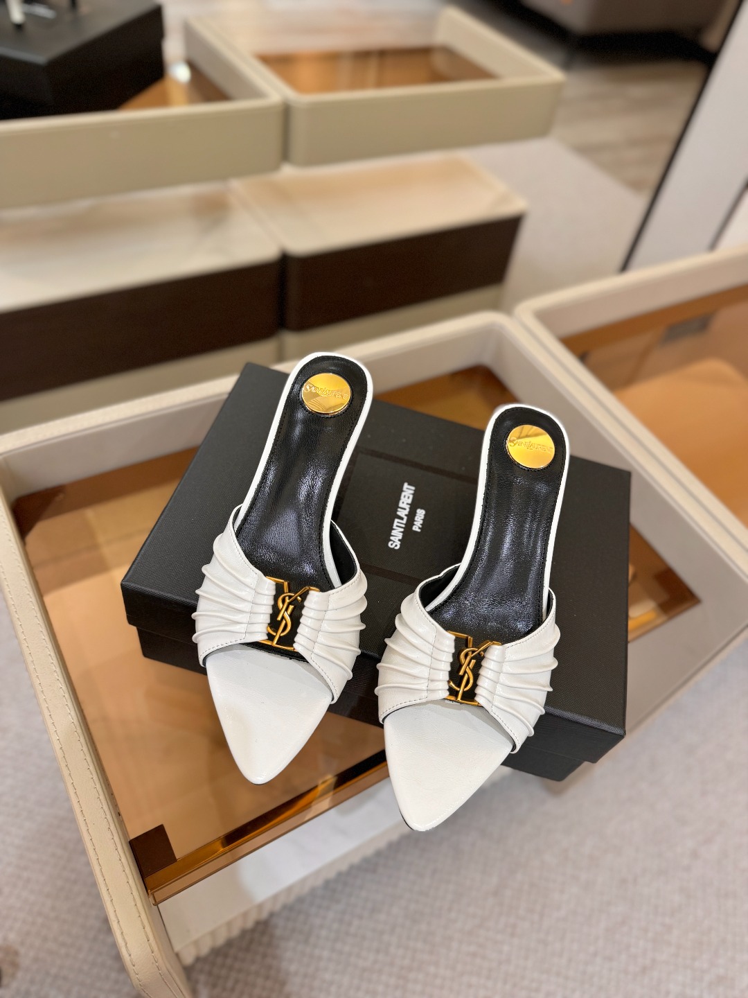 YSL「SAINT LAURENT*」 夏季新品 尖头优雅大气高跟拖鞋 —————————— 尖头设计拉长腿部线条, YSL「SAINT LAURENT*」 夏季新品 尖头优雅大气高跟拖鞋 —————————— 尖头设计拉长腿部线条,