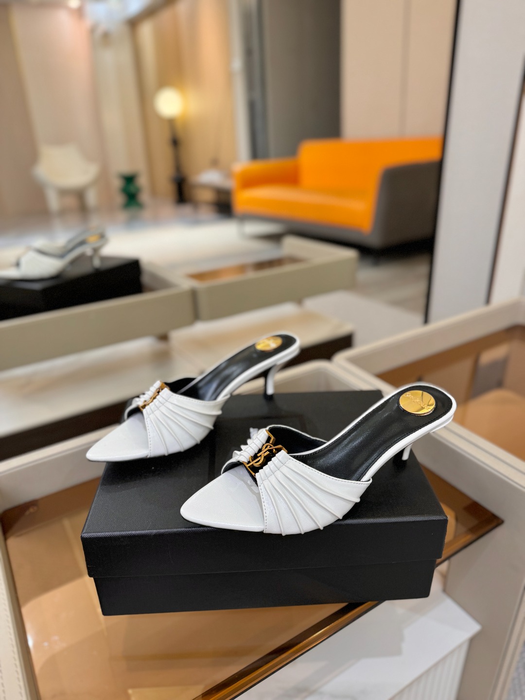 YSL「SAINT LAURENT*」 夏季新品 尖头优雅大气高跟拖鞋 —————————— 尖头设计拉长腿部线条, YSL「SAINT LAURENT*」 夏季新品 尖头优雅大气高跟拖鞋 —————————— 尖头设计拉长腿部线条,