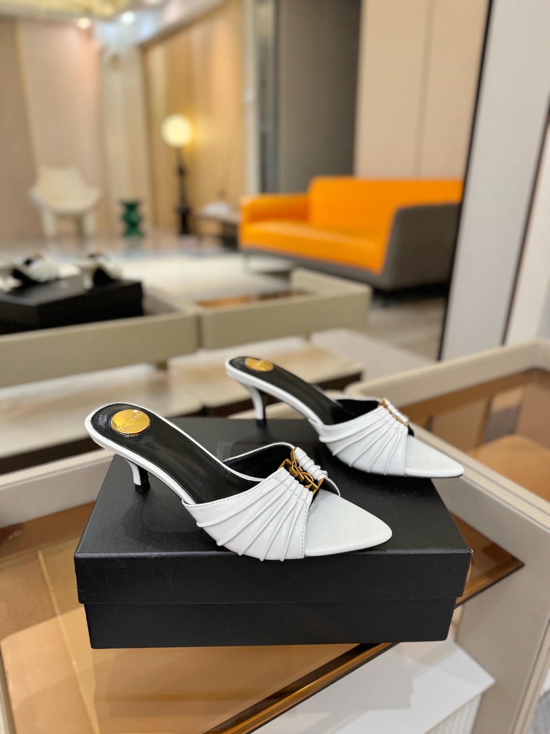 YSL「SAINT LAURENT*」 夏季新品 尖头优雅大气高跟拖鞋 —————————— 尖头设计拉长腿部线条, YSL「SAINT LAURENT*」 夏季新品 尖头优雅大气高跟拖鞋 —————————— 尖头设计拉长腿部线条,