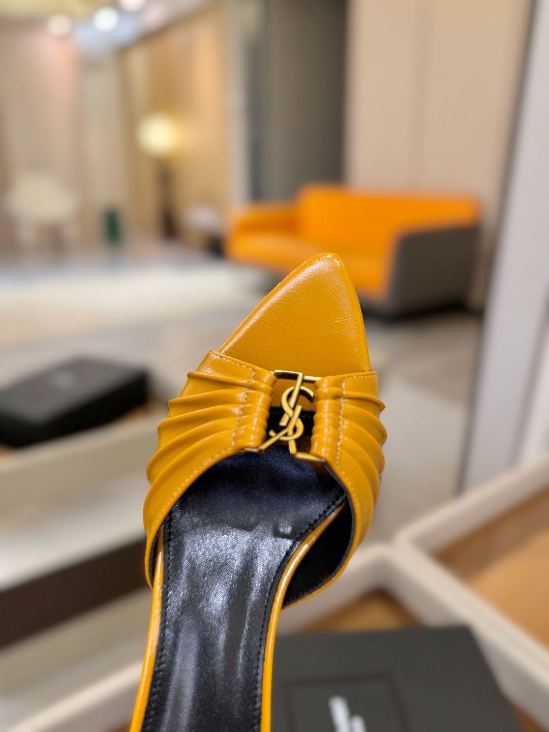 YSL「SAINT LAURENT*」 夏季新品 尖头优雅大气高跟拖鞋 —————————— 尖头设计拉长腿部线条, YSL「SAINT LAURENT*」 夏季新品 尖头优雅大气高跟拖鞋 —————————— 尖头设计拉长腿部线条,