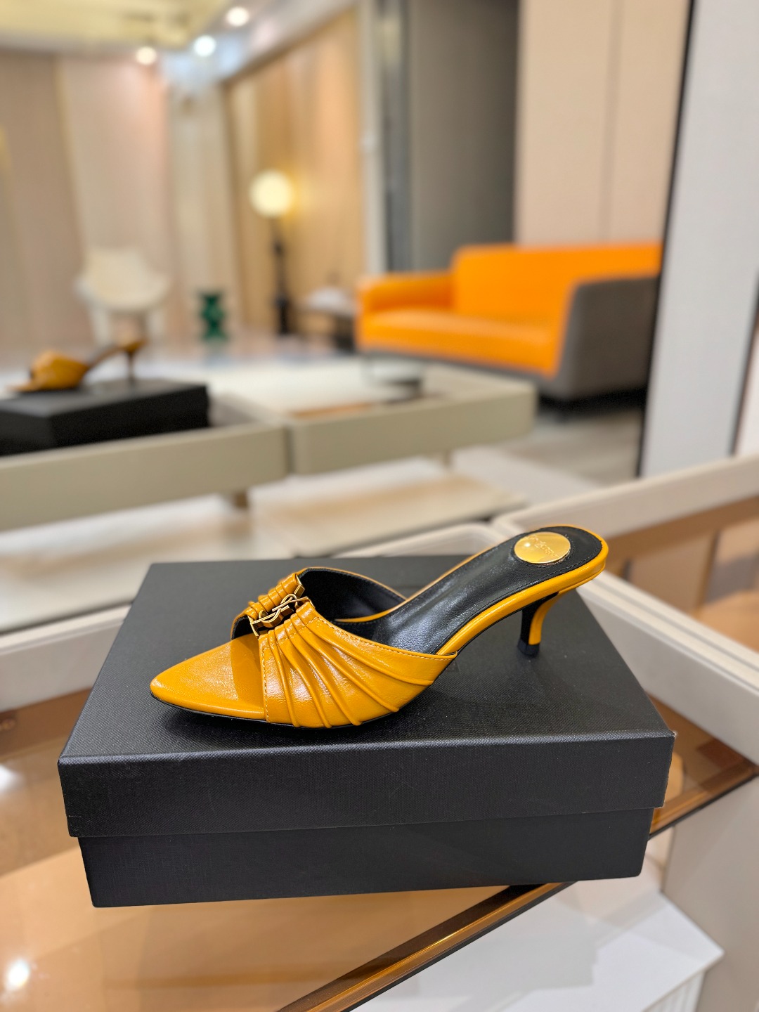 YSL「SAINT LAURENT*」  夏季新品 尖头优雅大气高跟拖鞋 ——————————  尖头设计拉长腿部线条，