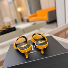 YSL「SAINT LAURENT*」 夏季新品 尖头优雅大气高跟拖鞋 —————————— 尖头设计拉长腿部线条, YSL「SAINT LAURENT*」 夏季新品 尖头优雅大气高跟拖鞋 —————————— 尖头设计拉长腿部线条,