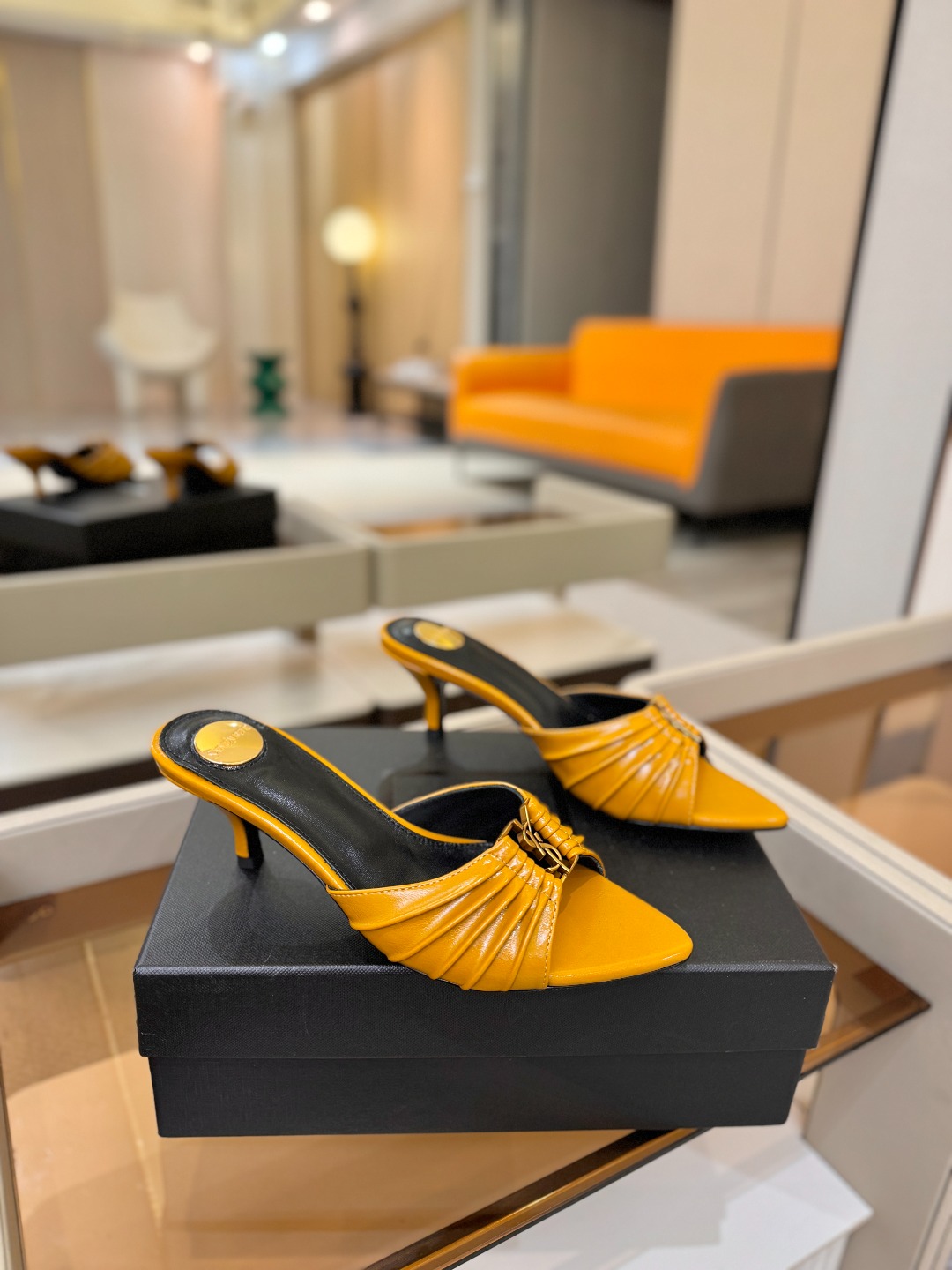 YSL「SAINT LAURENT*」 夏季新品 尖头优雅大气高跟拖鞋 —————————— 尖头设计拉长腿部线条, YSL「SAINT LAURENT*」 夏季新品 尖头优雅大气高跟拖鞋 —————————— 尖头设计拉长腿部线条,