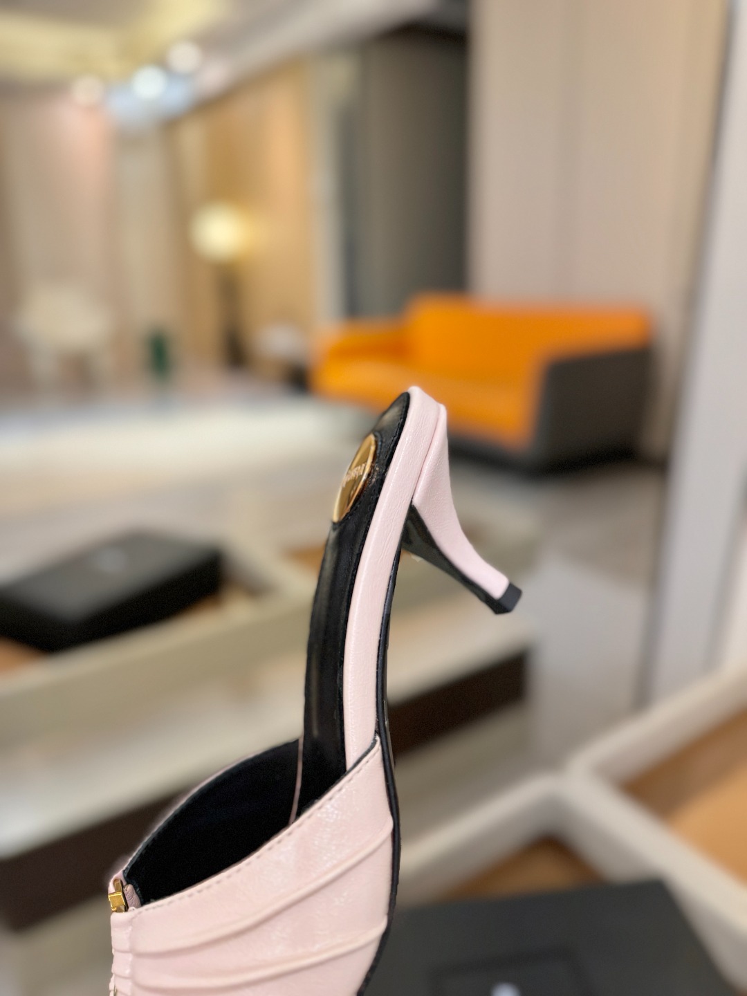 YSL「SAINT LAURENT*」 夏季新品 尖头优雅大气高跟拖鞋 —————————— 尖头设计拉长腿部线条, YSL「SAINT LAURENT*」 夏季新品 尖头优雅大气高跟拖鞋 —————————— 尖头设计拉长腿部线条,