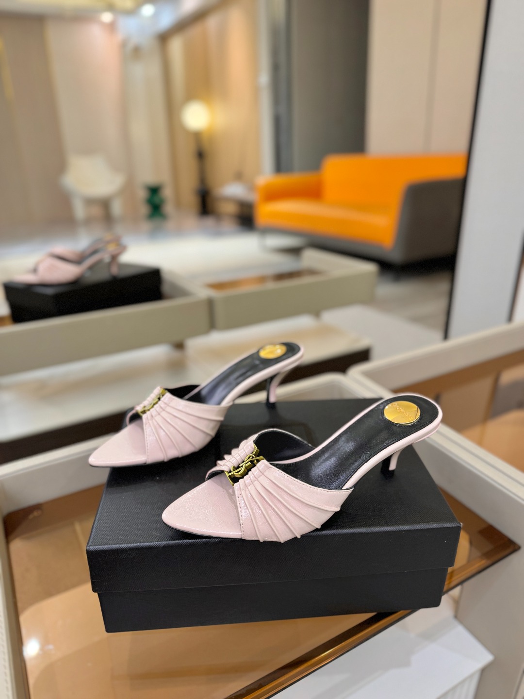YSL「SAINT LAURENT*」 夏季新品 尖头优雅大气高跟拖鞋 —————————— 尖头设计拉长腿部线条, YSL「SAINT LAURENT*」 夏季新品 尖头优雅大气高跟拖鞋 —————————— 尖头设计拉长腿部线条,