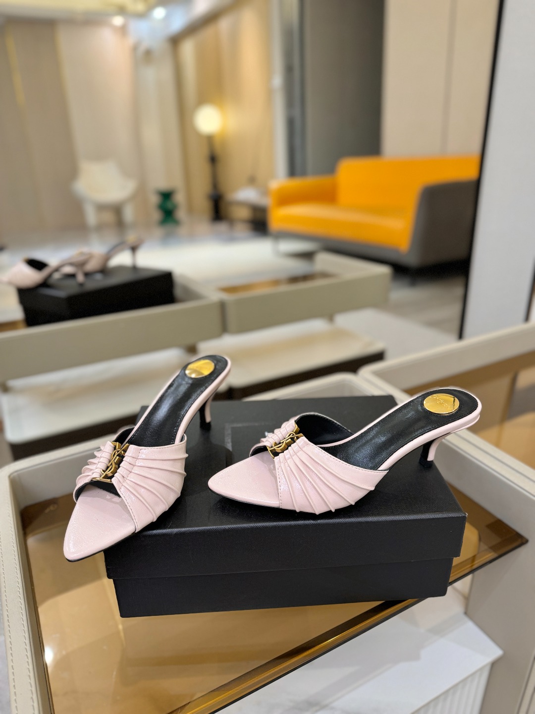 YSL「SAINT LAURENT*」 夏季新品 尖头优雅大气高跟拖鞋 —————————— 尖头设计拉长腿部线条, YSL「SAINT LAURENT*」 夏季新品 尖头优雅大气高跟拖鞋 —————————— 尖头设计拉长腿部线条,