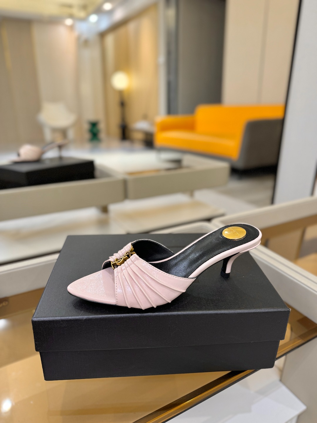 YSL「SAINT LAURENT*」  夏季新品 尖头优雅大气高跟拖鞋 ——————————  尖头设计拉长腿部线条，