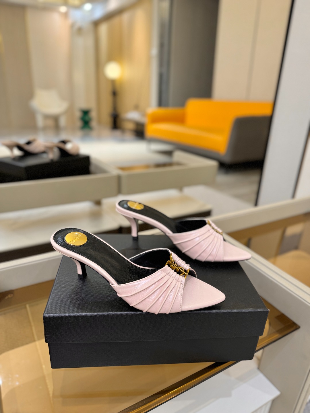 YSL「SAINT LAURENT*」 夏季新品 尖头优雅大气高跟拖鞋 —————————— 尖头设计拉长腿部线条, YSL「SAINT LAURENT*」 夏季新品 尖头优雅大气高跟拖鞋 —————————— 尖头设计拉长腿部线条,