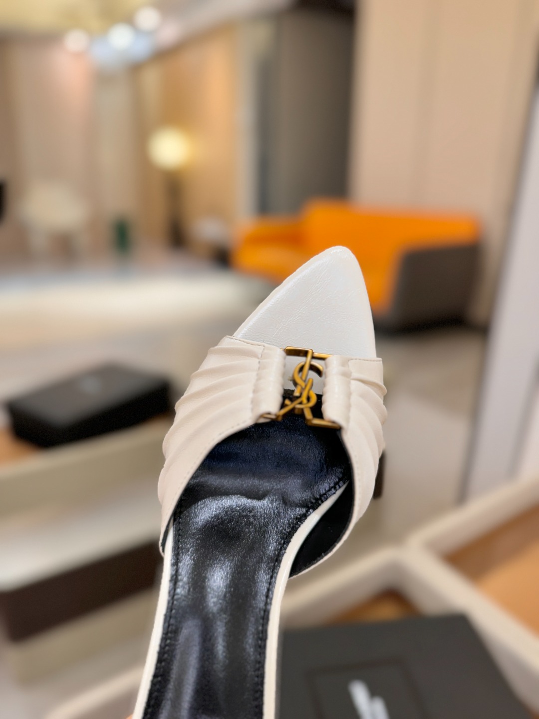 YSL「SAINT LAURENT*」 夏季新品 尖头优雅大气高跟拖鞋 —————————— 尖头设计拉长腿部线条, YSL「SAINT LAURENT*」 夏季新品 尖头优雅大气高跟拖鞋 —————————— 尖头设计拉长腿部线条,